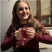 Studentessa di medicina al quarto anno impartisce lezioni di anatomia e biologia a studenti che ne hanno bisogno